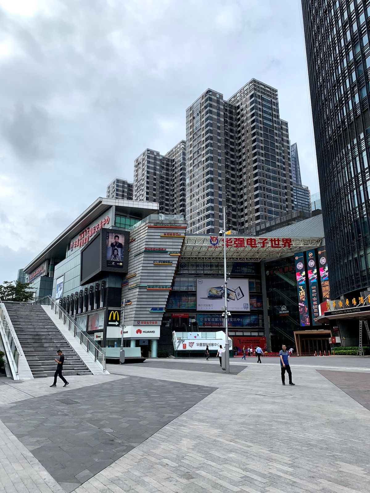 翌日

深圳の電脳都市「華強北駅」へ！
屋台が並んでいたので朝ごはん

肉...