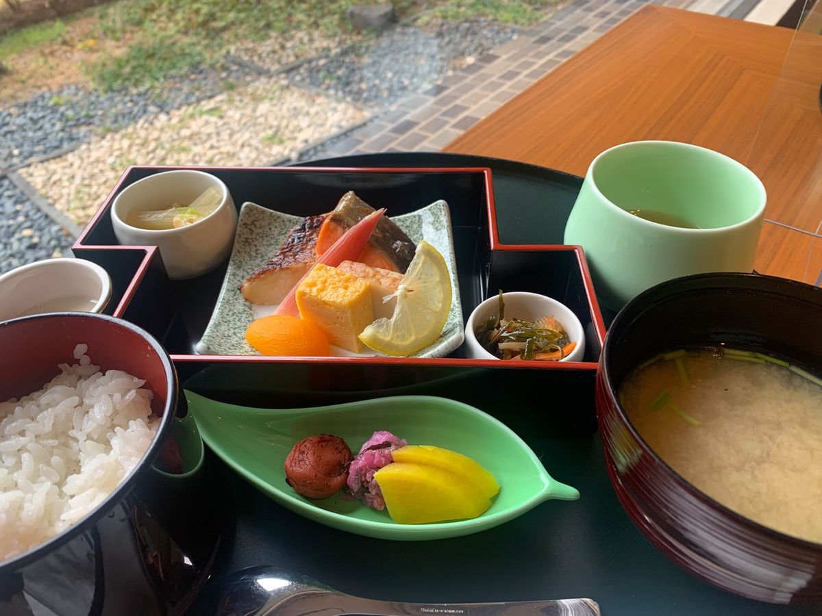 朝食はラウンジで和食をいただき　
皇居に出かけました
予約無く入れる東御苑...