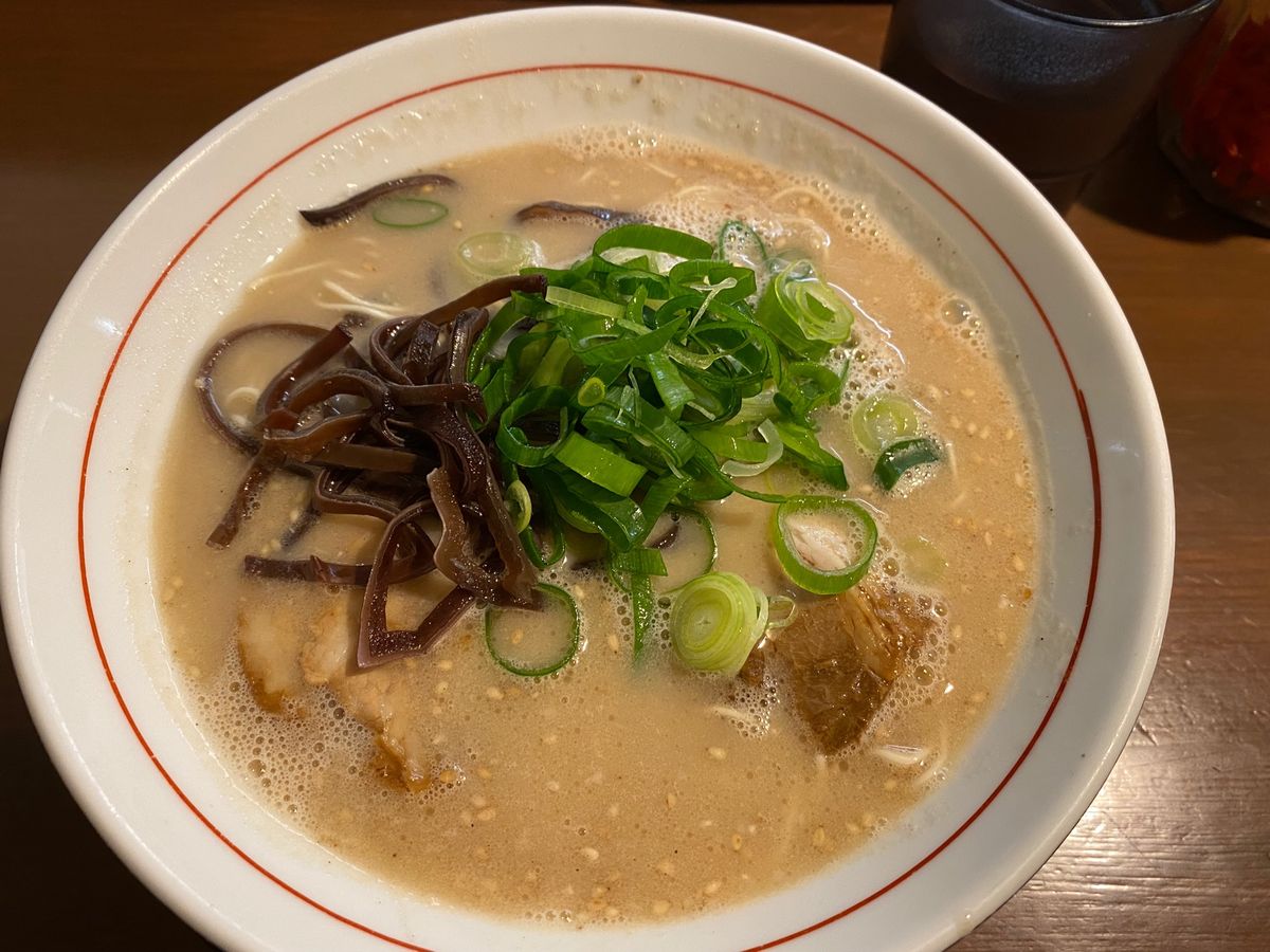 豚骨ラーメン！

ドンチードルさんでいただきました！
煮豚丼も美味かった！...