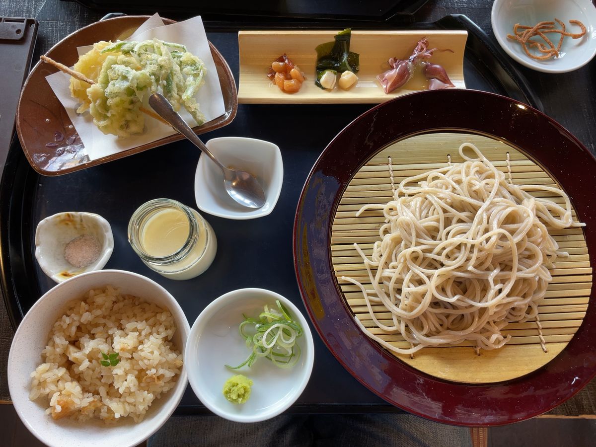 ランチはお堀端にある蕎麦屋さん