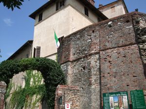 サルッツォから2、3キロ離れたマンタという小さな街の丘の上に中世貴族の城館...