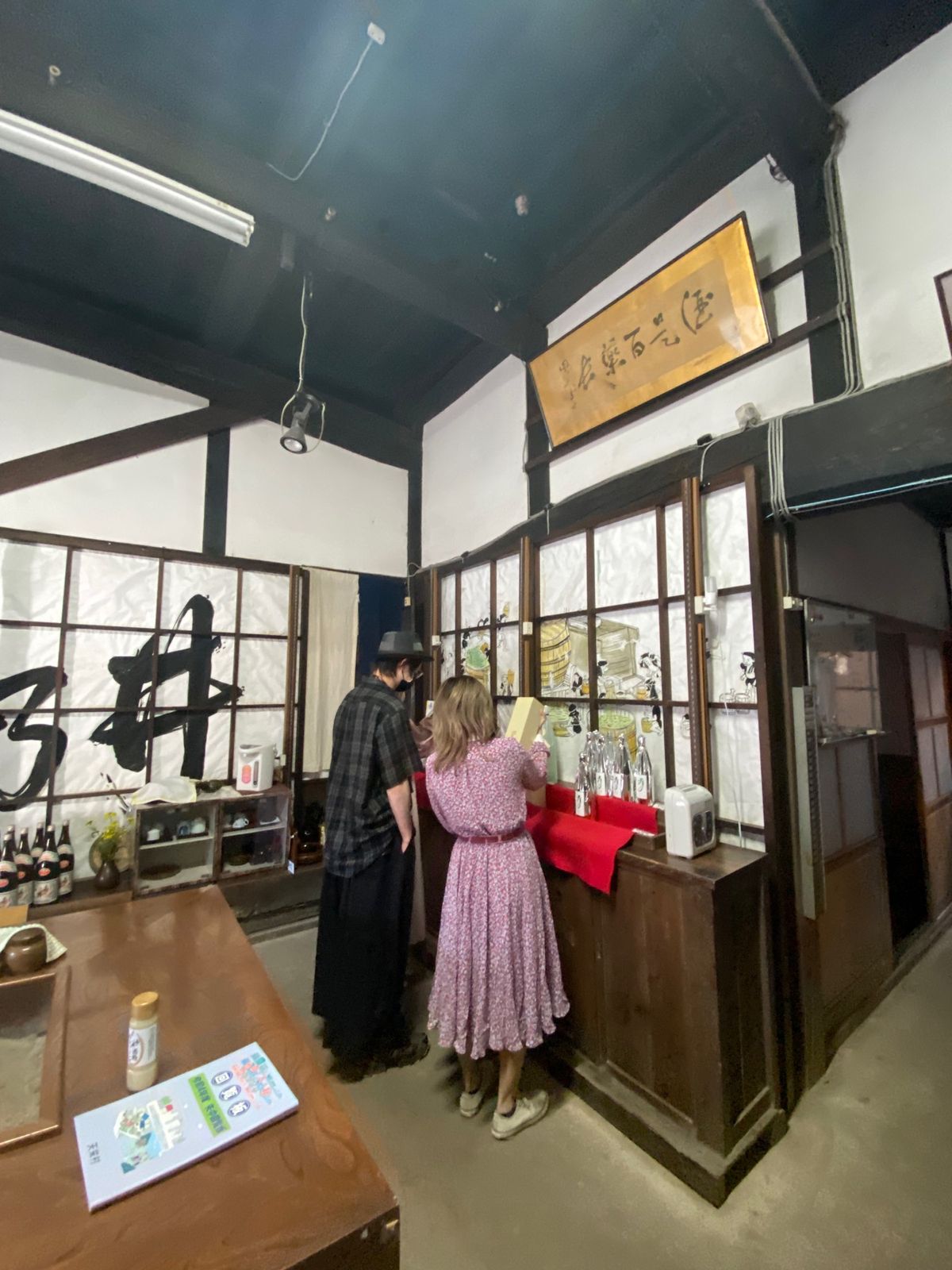 宿に行く前に、夜の宴会（？）のために日本酒を購入🍶
味のあるお店で、お店の...