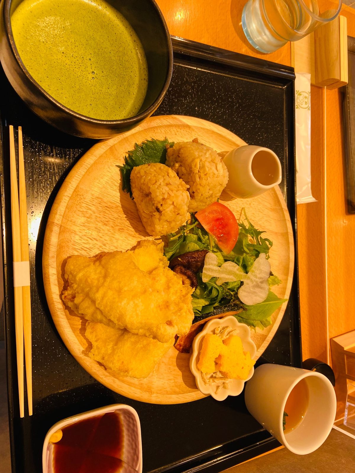 料理はとても美味しく、お持ち帰りでどら焼きや餅が購入できます。
隣にはショ...