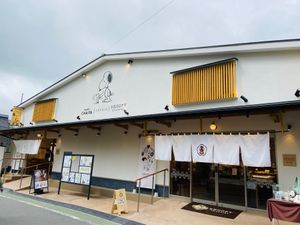 料理はとても美味しく、お持ち帰りでどら焼きや餅が購入できます。
隣にはショ...
