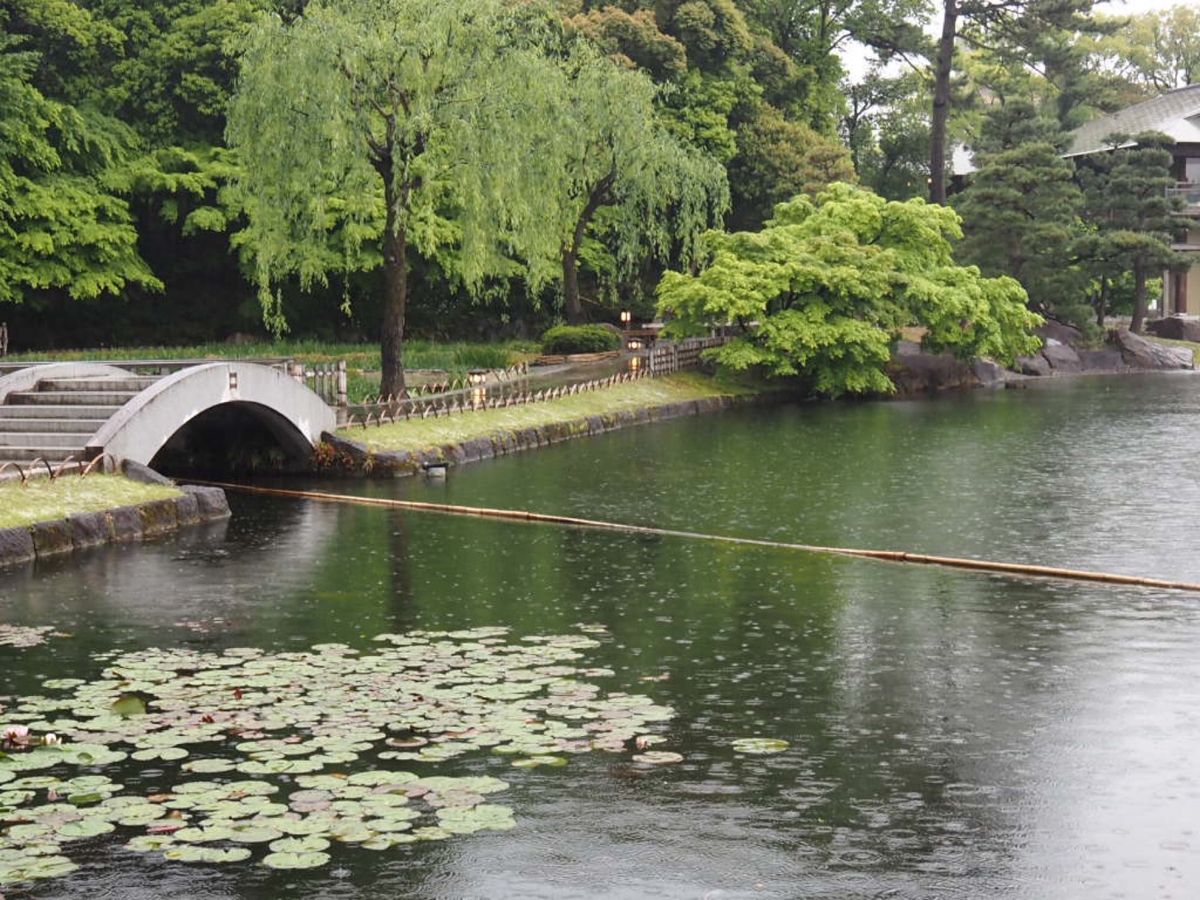①名古屋城にきたらまず撮るNAGOYA
②どんより天気の名古屋城
③ザザ降...