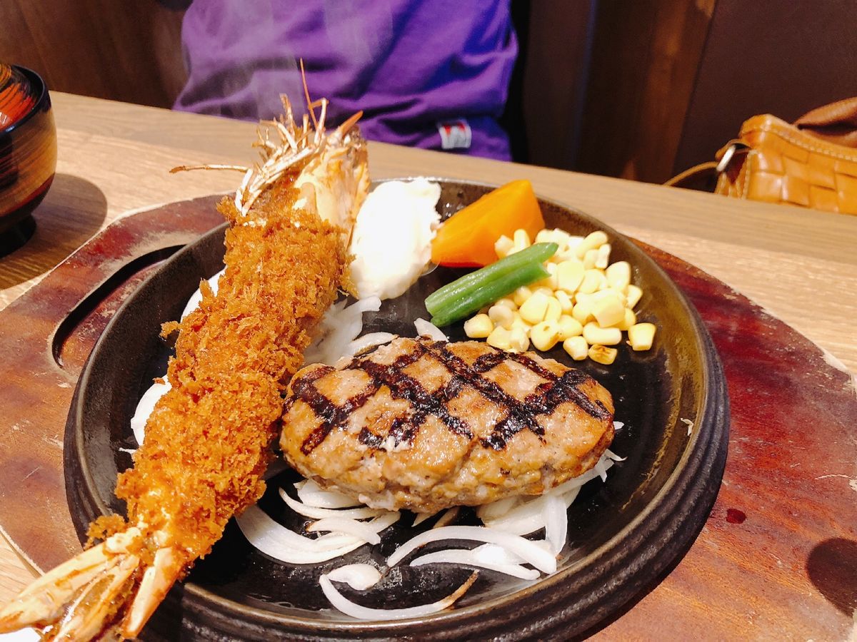 夜ご飯～
いつもよりだいぶ早いけど、おなかいっぱい。
写真は家族分。
シー...