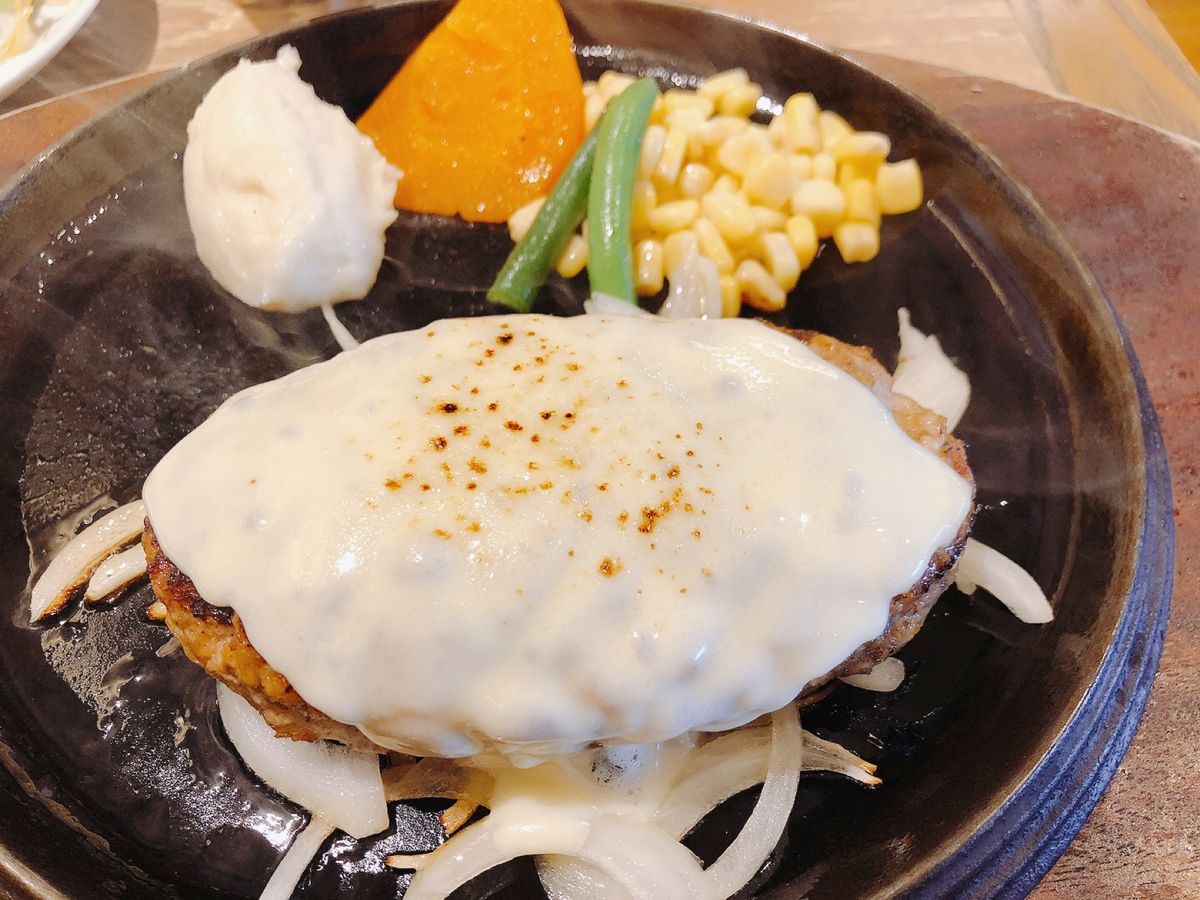 夜ご飯～
いつもよりだいぶ早いけど、おなかいっぱい。
写真は家族分。
シー...