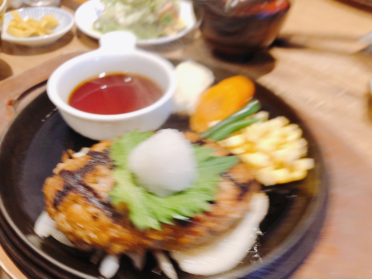 夜ご飯～
いつもよりだいぶ早いけど、おなかいっぱい。
写真は家族分。
シー...