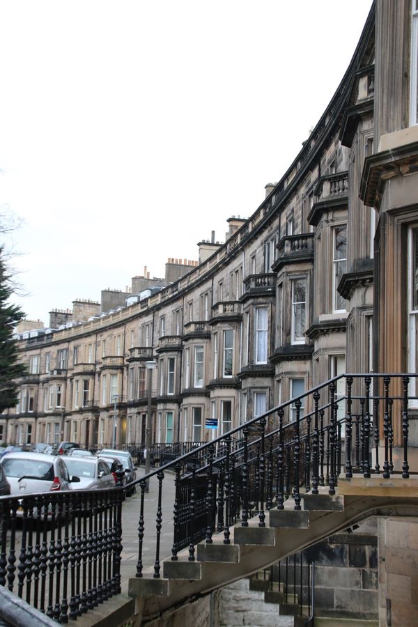 アラブ首長国連邦・ドバイ「スコットランド」の写真：③新市街の方は集合住宅が多くて、造りがも...