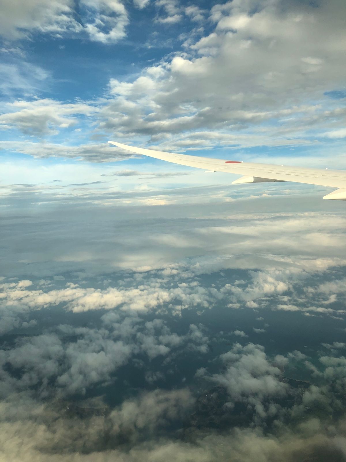 4月29日
雨の羽田空港を出発。
空の上は晴天。
無事に那覇に到着。やっぱ...