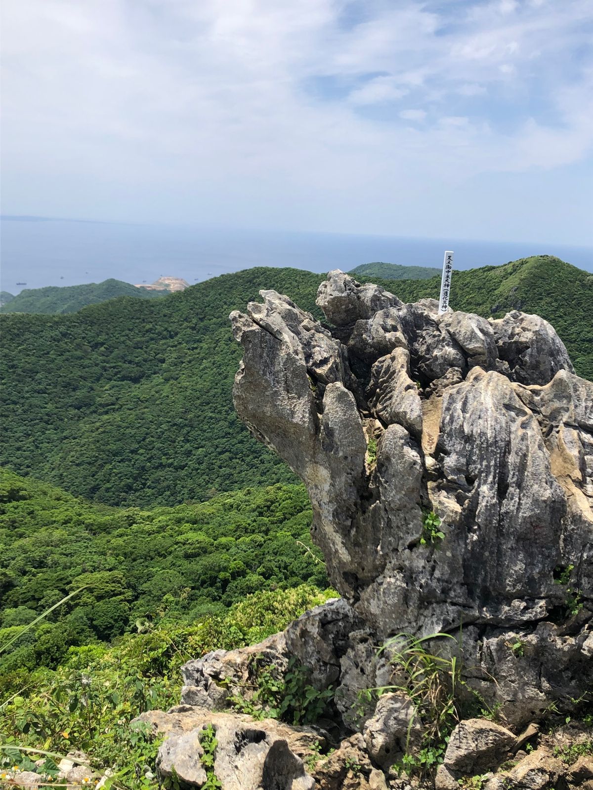 5月3日
今日は嘉津宇岳（かつうだけ）へトレッキング。
絶景にちむどんどん...
