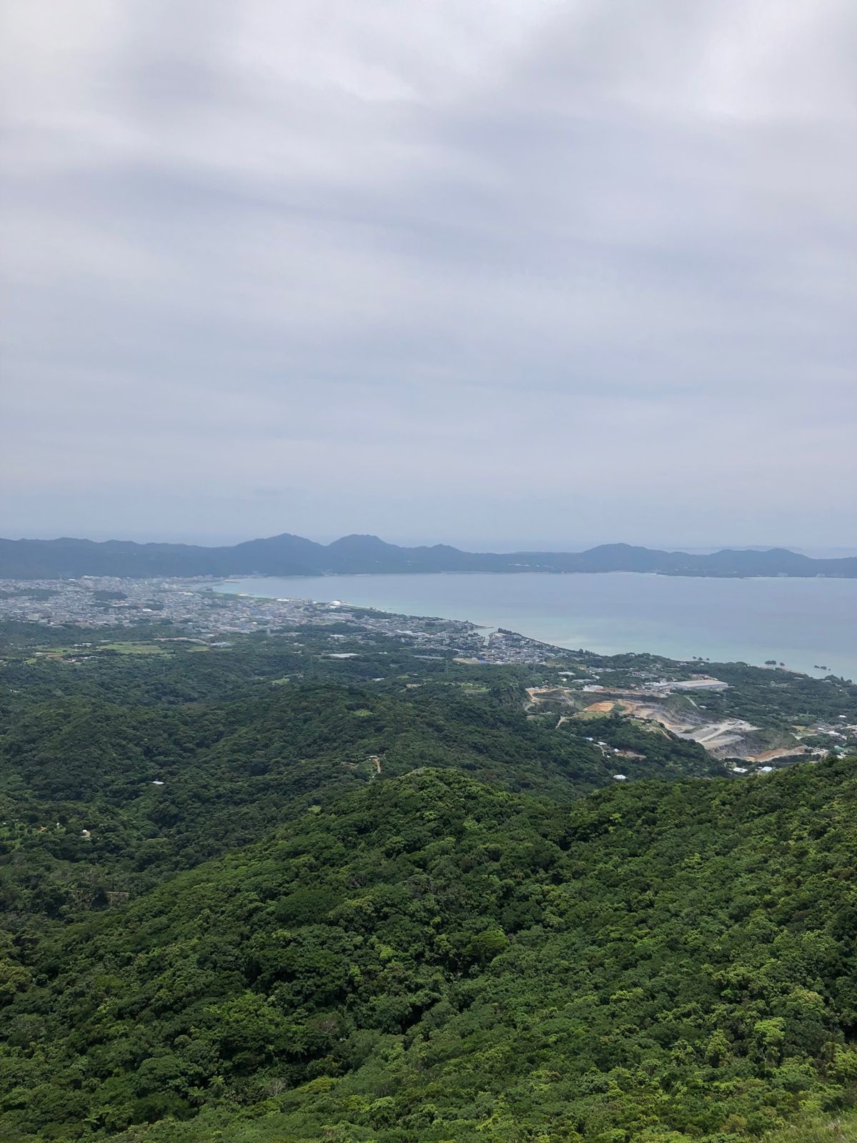 5月3日
今日は嘉津宇岳（かつうだけ）へトレッキング。
絶景にちむどんどん...