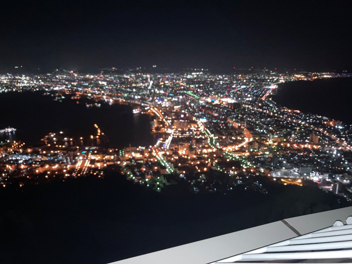 １日目。食事の後は、ロープーウェイで函館山へ。
これが100万ドルの夜景で...