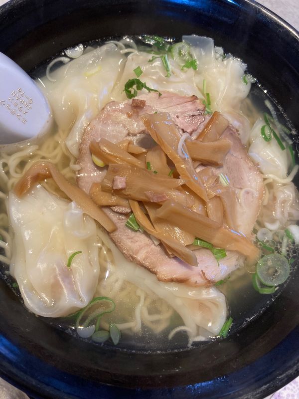 日本・函館「はーるばる来たぜ‼️ 函館旅行」の写真：３日目。金森赤レンガ倉庫でお土産を買いま...