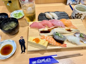 魚がし鮨でランチ🍣

お寿司おいしいしあわせ
ほうじ茶割りもおいしかった！