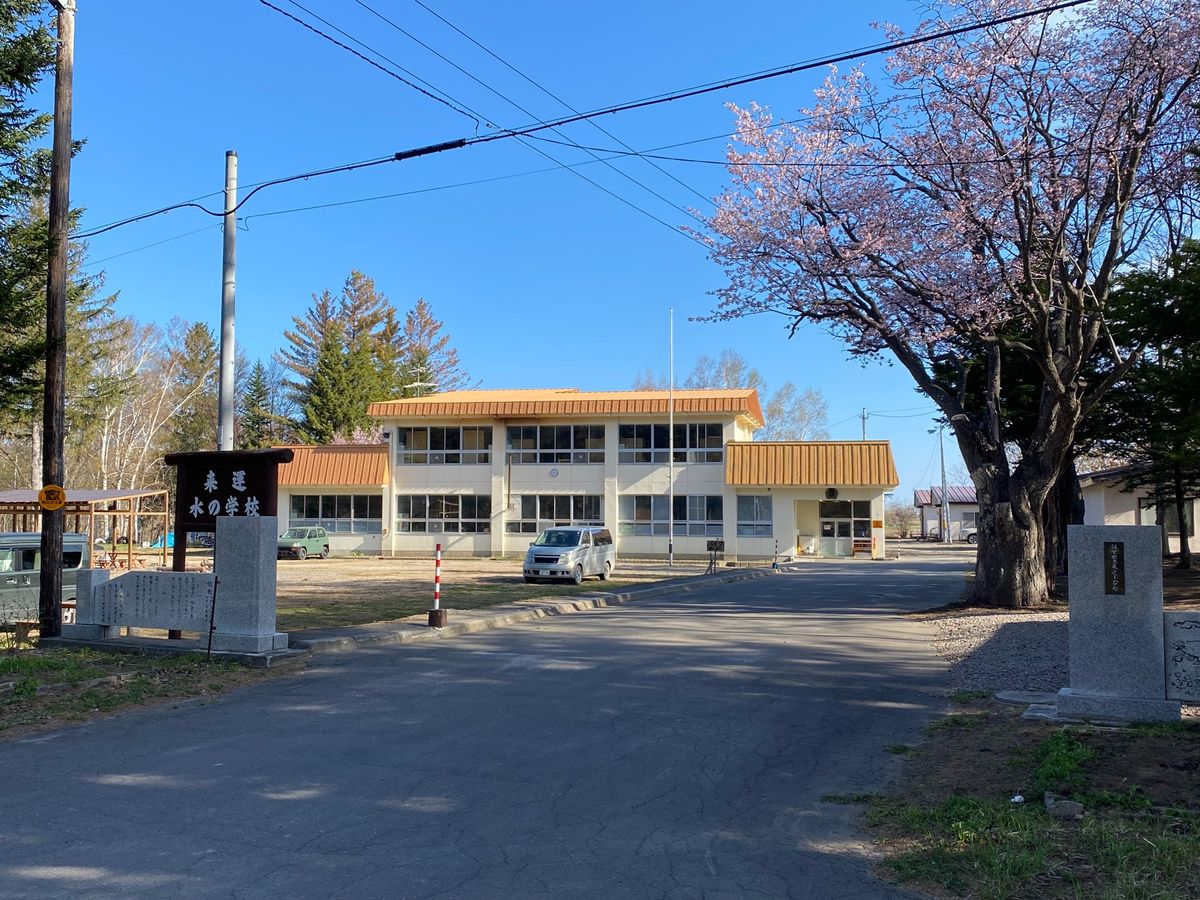 ①天に続く道　全長約28kmの直線道路
②オシンコシンの滝
③宿泊先は“来...