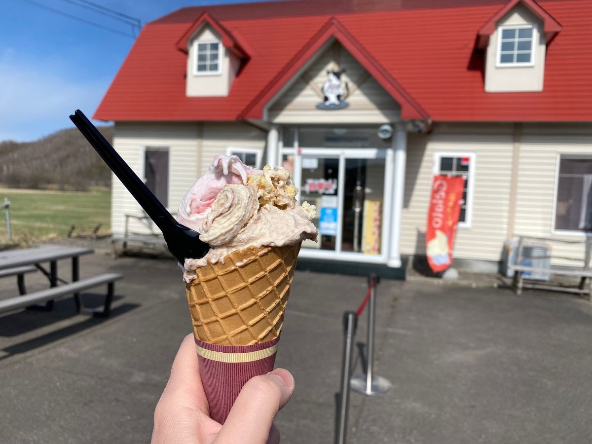 阿寒湖でお土産買ったり、アイスを食べたり。