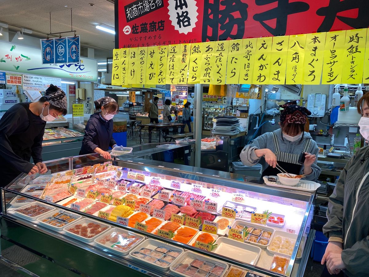 釧路の和商市場へ。
ランチは好きなネタを選んで丼にのせてもらう勝手丼を食べ...