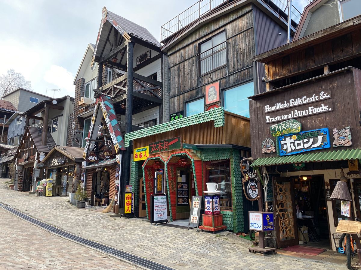 阿寒湖でお土産買ったり、アイスを食べたり。