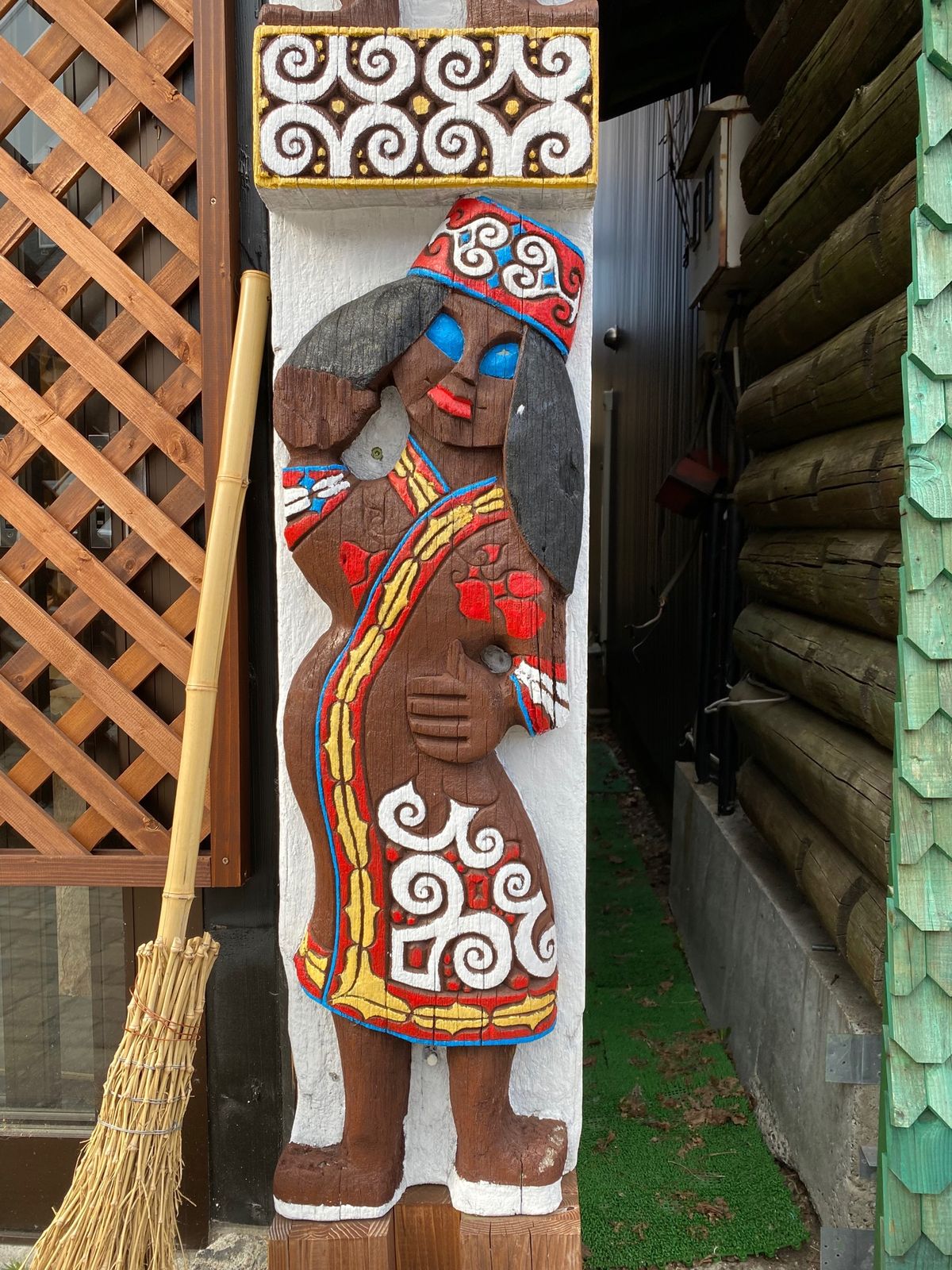 阿寒湖でお土産買ったり、アイスを食べたり。