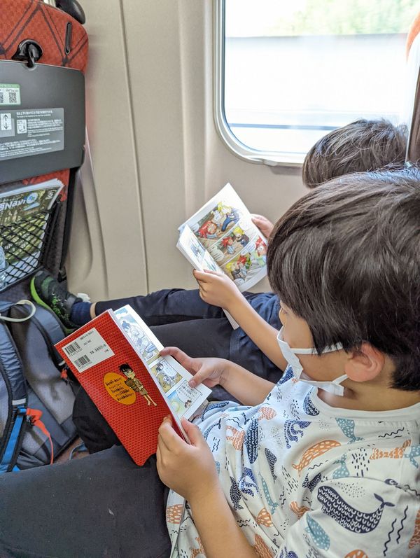 日本・軽井沢「プリンスホテル軽井沢のコテージに泊まってみる」の写真：子どもたちは大人しく漫画読んでます。
も...