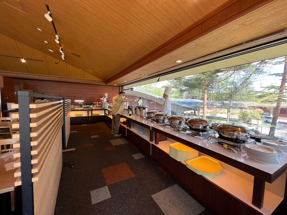 朝ごはんはプリンスホテル軽井沢イーストの「ポルト」のブッフェ

子供がいる...