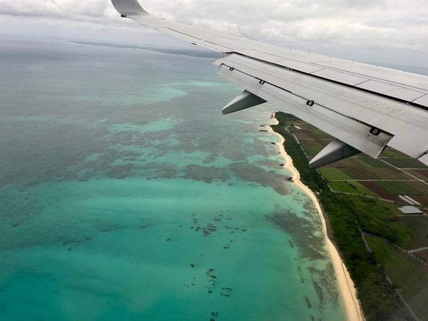 日本・宮古島「梅雨入りの宮古島」の写真：雨予報なので、窓側席でも雲で見えず。
1...