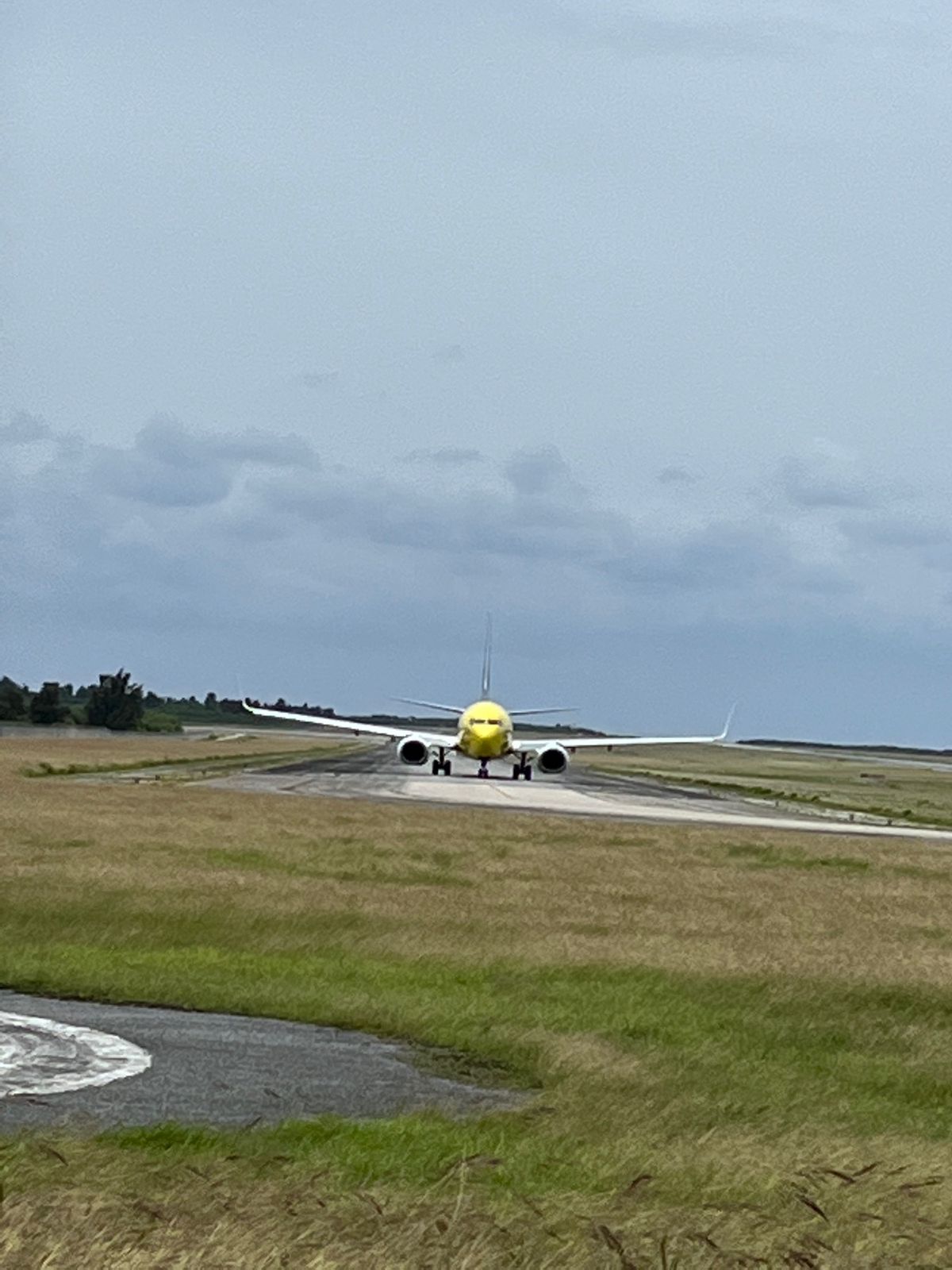 この角度から飛行機見れるのって貴重！
雨予報でしたけど、雨に当たらず！
自...