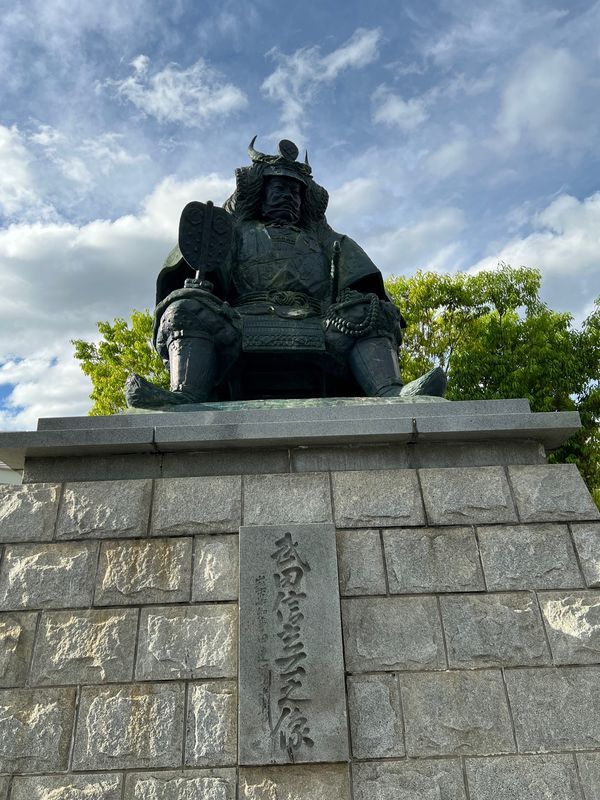 日本・山梨県「山梨　清春芸術村　山梨県立美術館」の写真：甲府
●武田信玄像
●甲府城謝恩碑
●ほ...