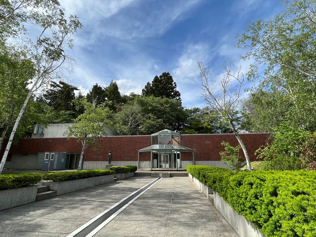 清春芸術村
●オブジェ　水滴の中に部屋？？
●親指　セ・ザール
●清春白樺...