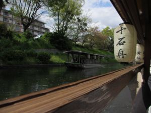 2日目

10年前だからかどこに行ったか曖昧😅
屋形船的なものにのって水上...