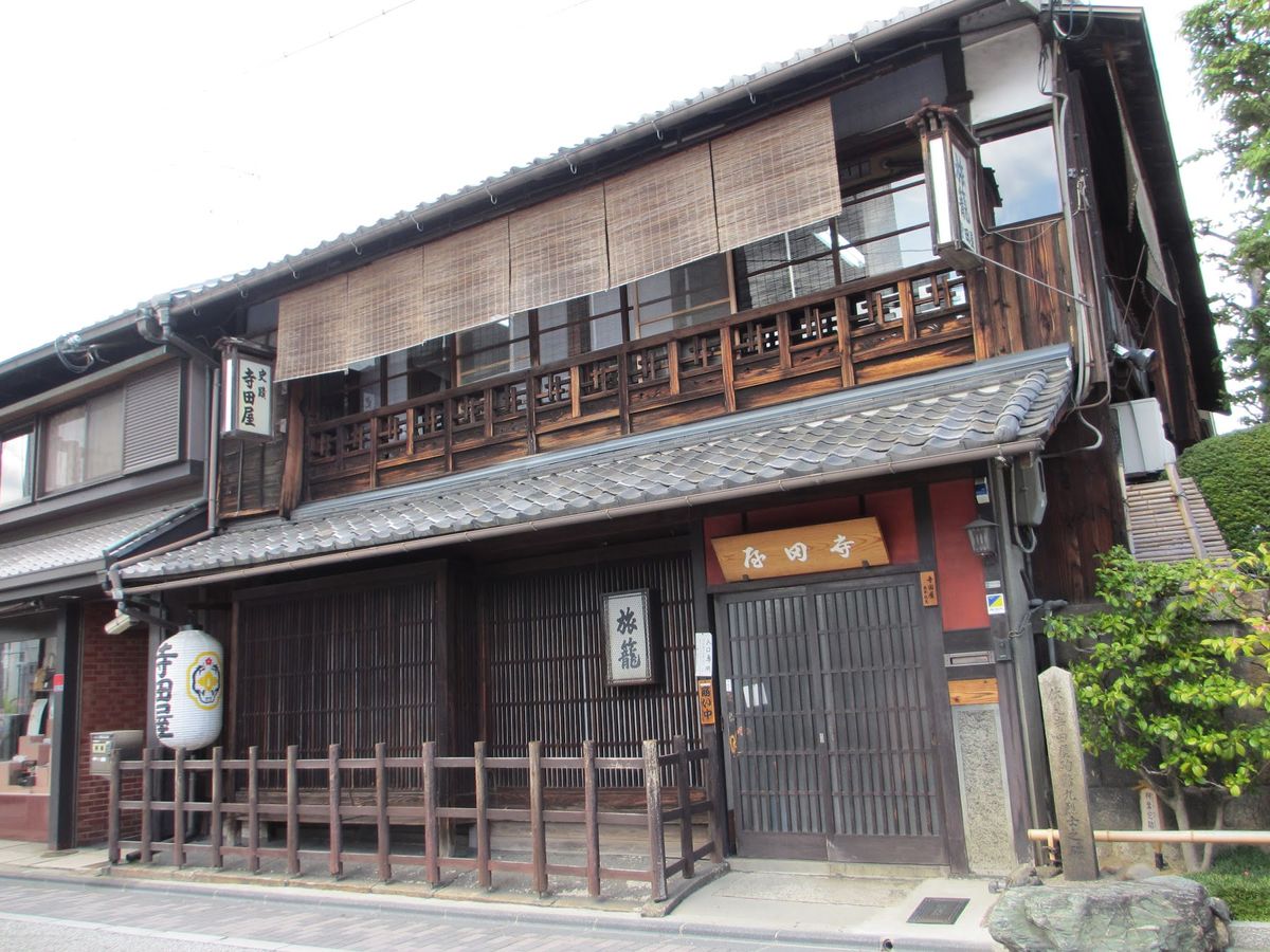 2日目

10年前だからかどこに行ったか曖昧😅
屋形船的なものにのって水上...