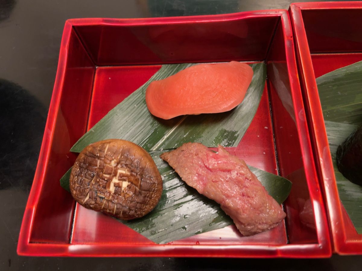 この日のお昼は市内の寿司屋。飛騨牛の握りに富山のお魚の握り。どちらも大変美...