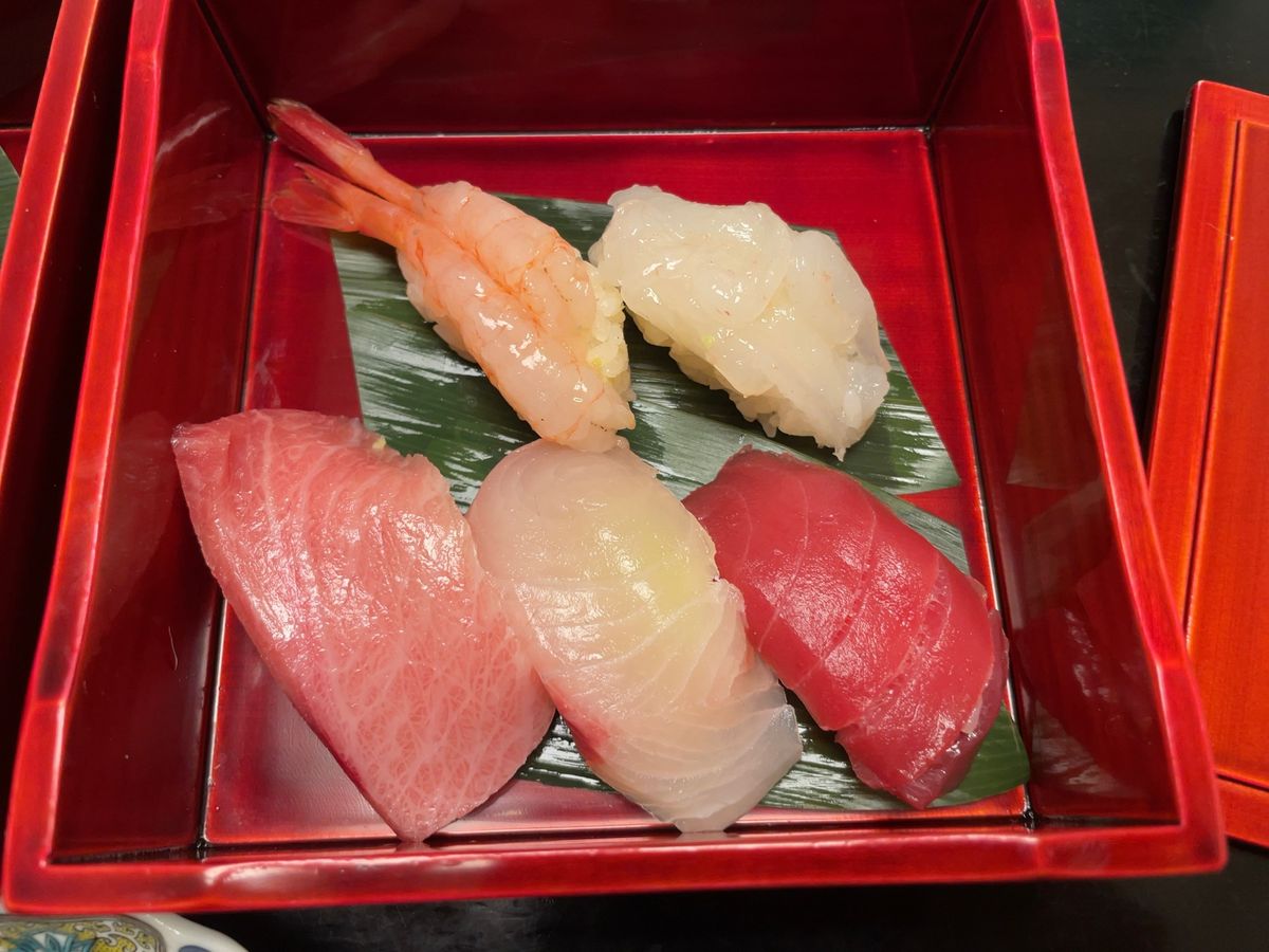 この日のお昼は市内の寿司屋。飛騨牛の握りに富山のお魚の握り。どちらも大変美...