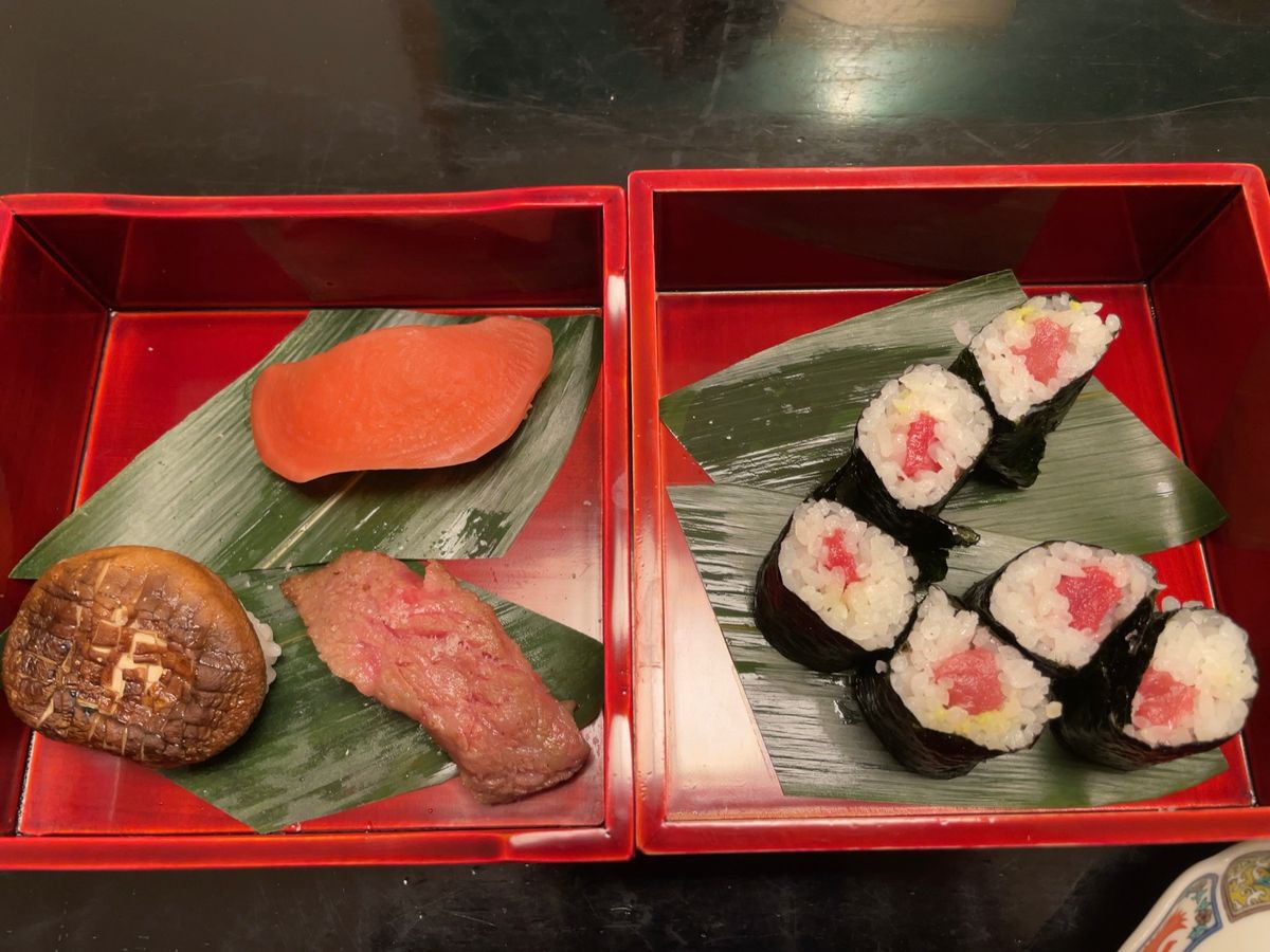 この日のお昼は市内の寿司屋。飛騨牛の握りに富山のお魚の握り。どちらも大変美...