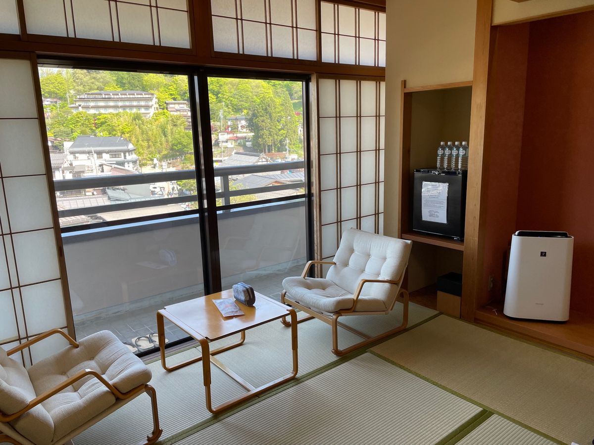 高山でのお宿は本陣平野屋。高山のフォトスポット、赤い欄干の中橋が部屋から見...