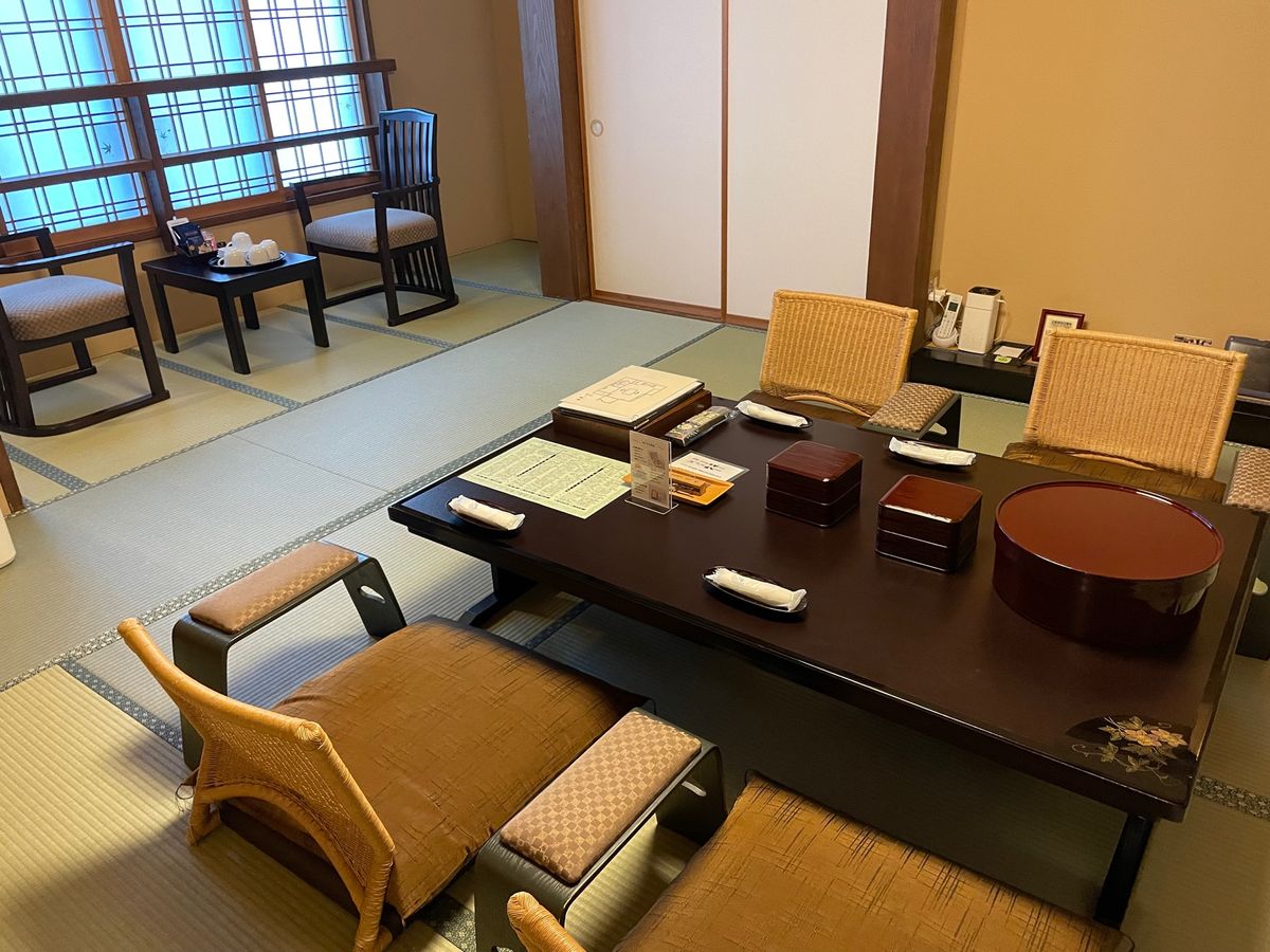 二日目のお宿は下呂温泉。温泉街から少し離れた高台にある宿に泊まりました。