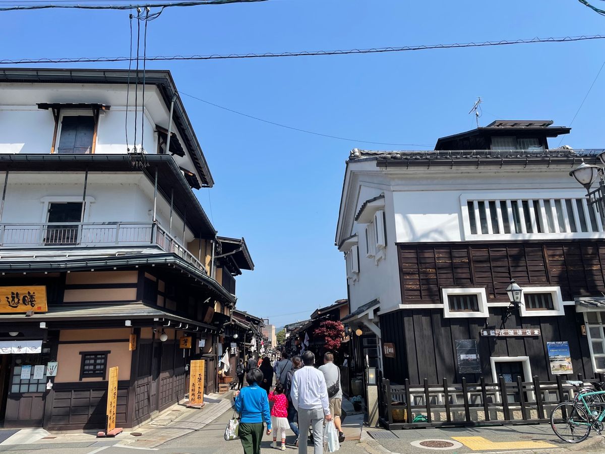 宮川の朝市やレトロな街並みを散策しました。
