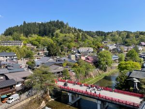 高山でのお宿は本陣平野屋。高山のフォトスポット、赤い欄干の中橋が部屋から見...