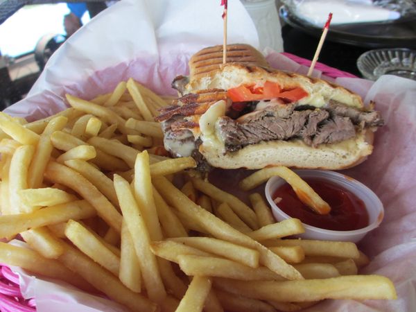 グアム・グアム島「グアム旅行」の写真：食べたものたち
ココナッツは身を醤油で食...