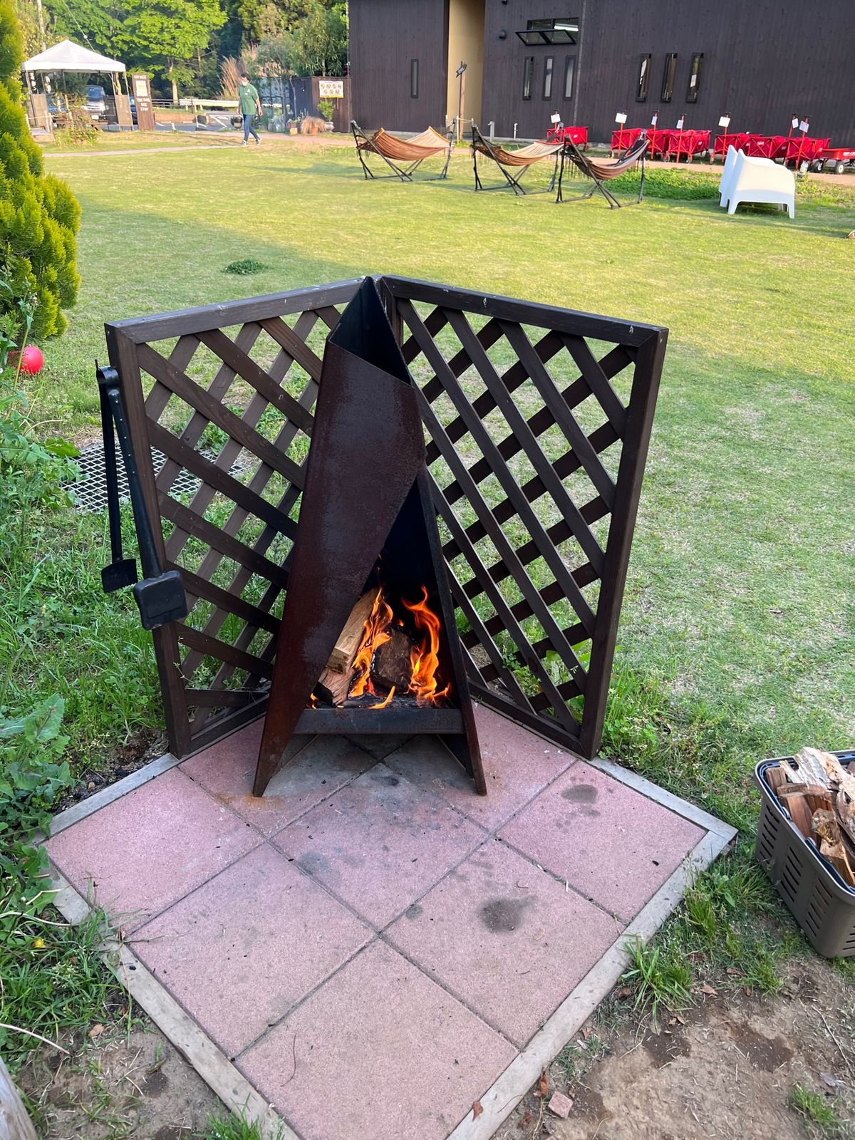 夜はコテージのテラスでBBQ。
チキンが美味しかった！
追加注文とかも簡単...