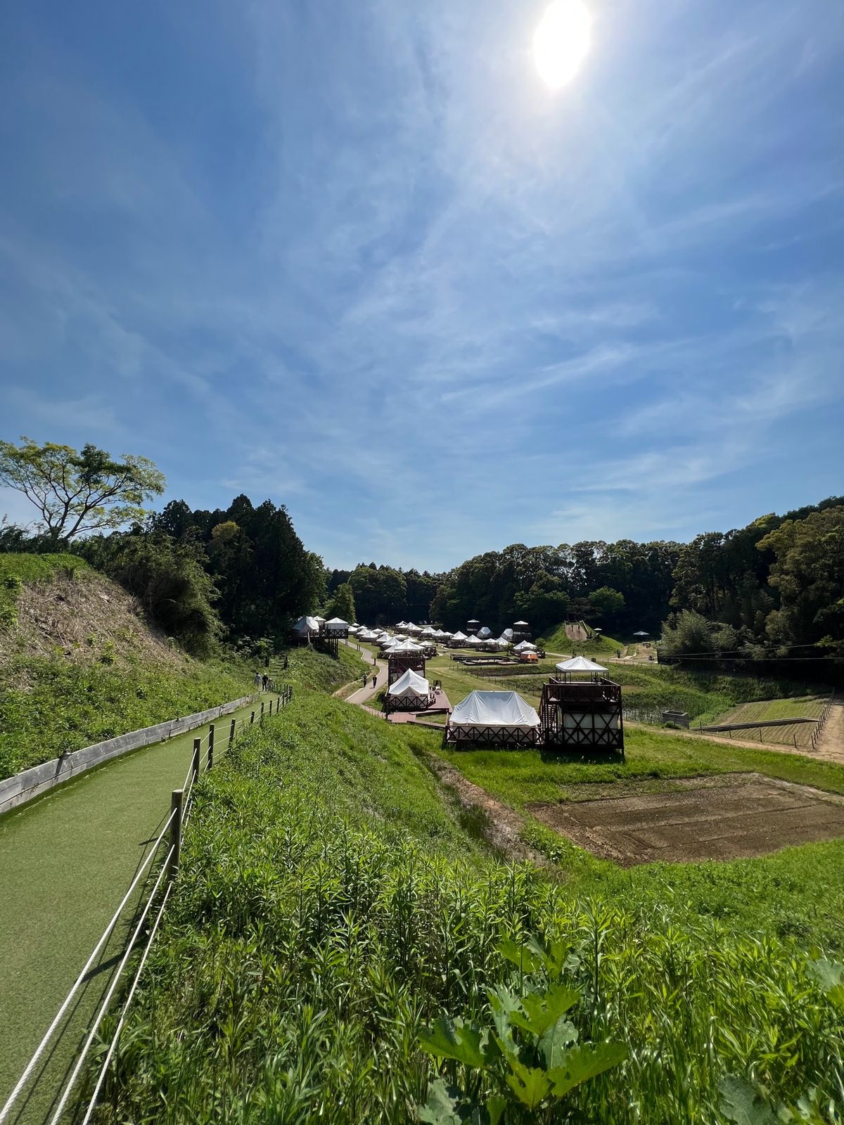 今回泊まるのはコテージですが、キャンプサイトもあり、焚き火だけのエリアもあ...