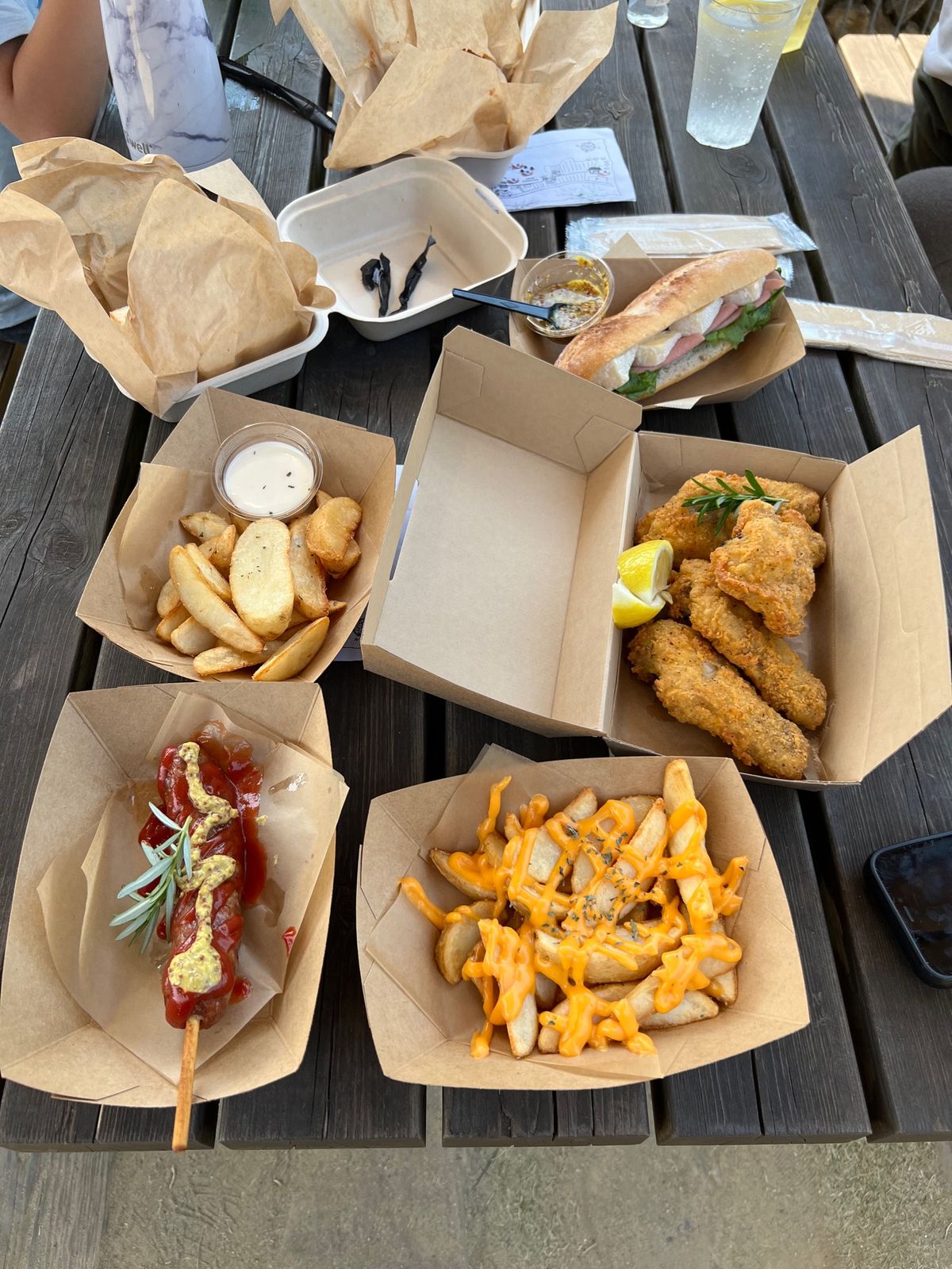 敷地内にある「ザファームカフェ」でお昼ご飯。と思ったら激混みで1時間待ち笑...