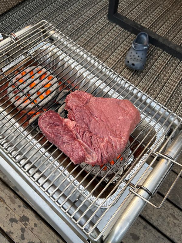 日本・千葉県「THE FARM（ザファーム）のコテージでグランピング！」の写真：夜はコテージのテラスでBBQ。
チキンが...