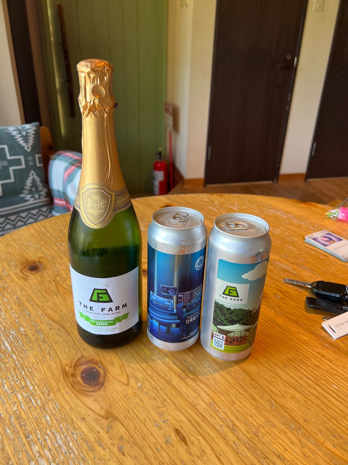 15時にチェックイン
スパークリングワインとクラフトビールをゲット
スマホ...