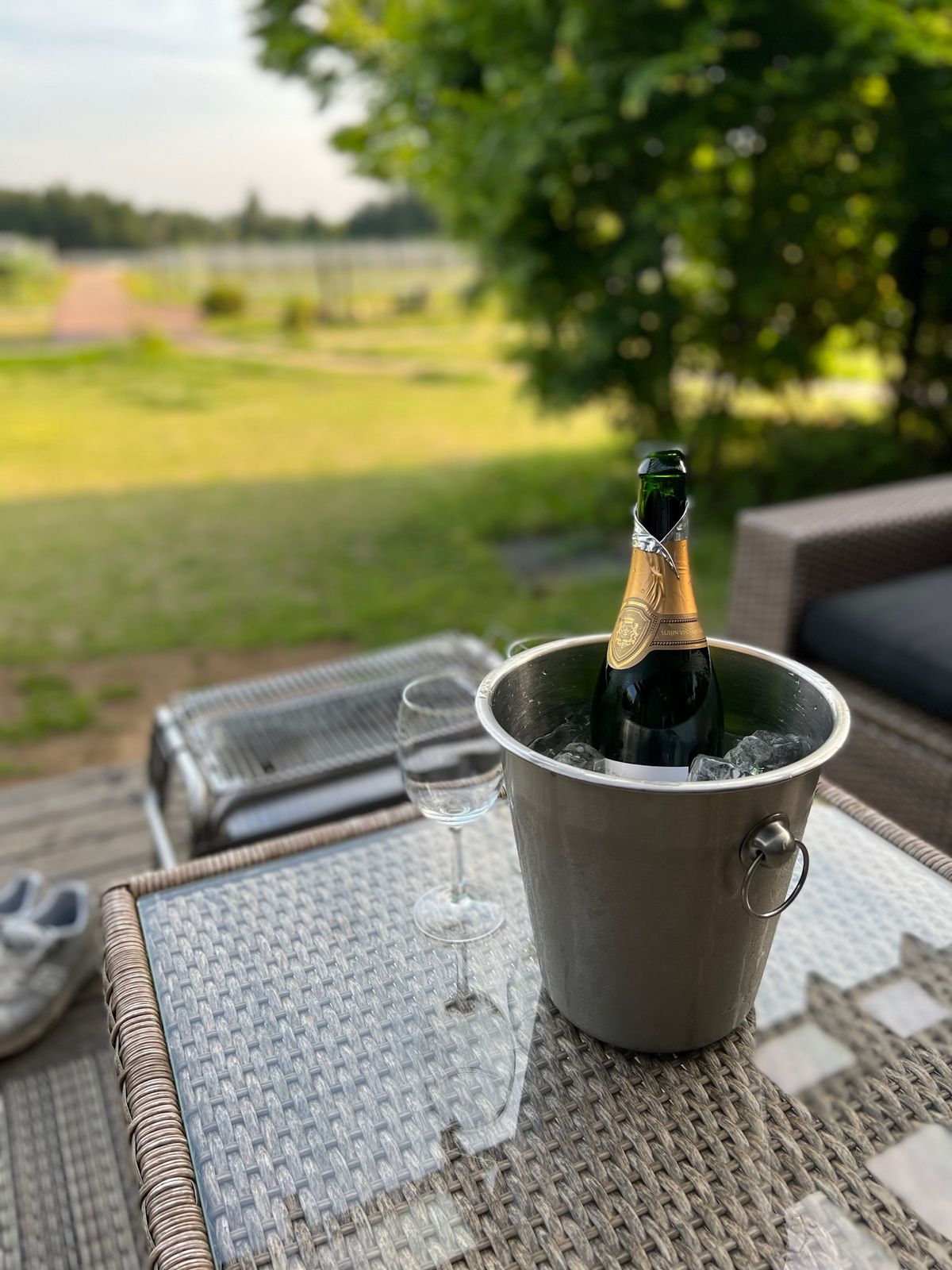 夜はコテージのテラスでBBQ。
チキンが美味しかった！
追加注文とかも簡単...