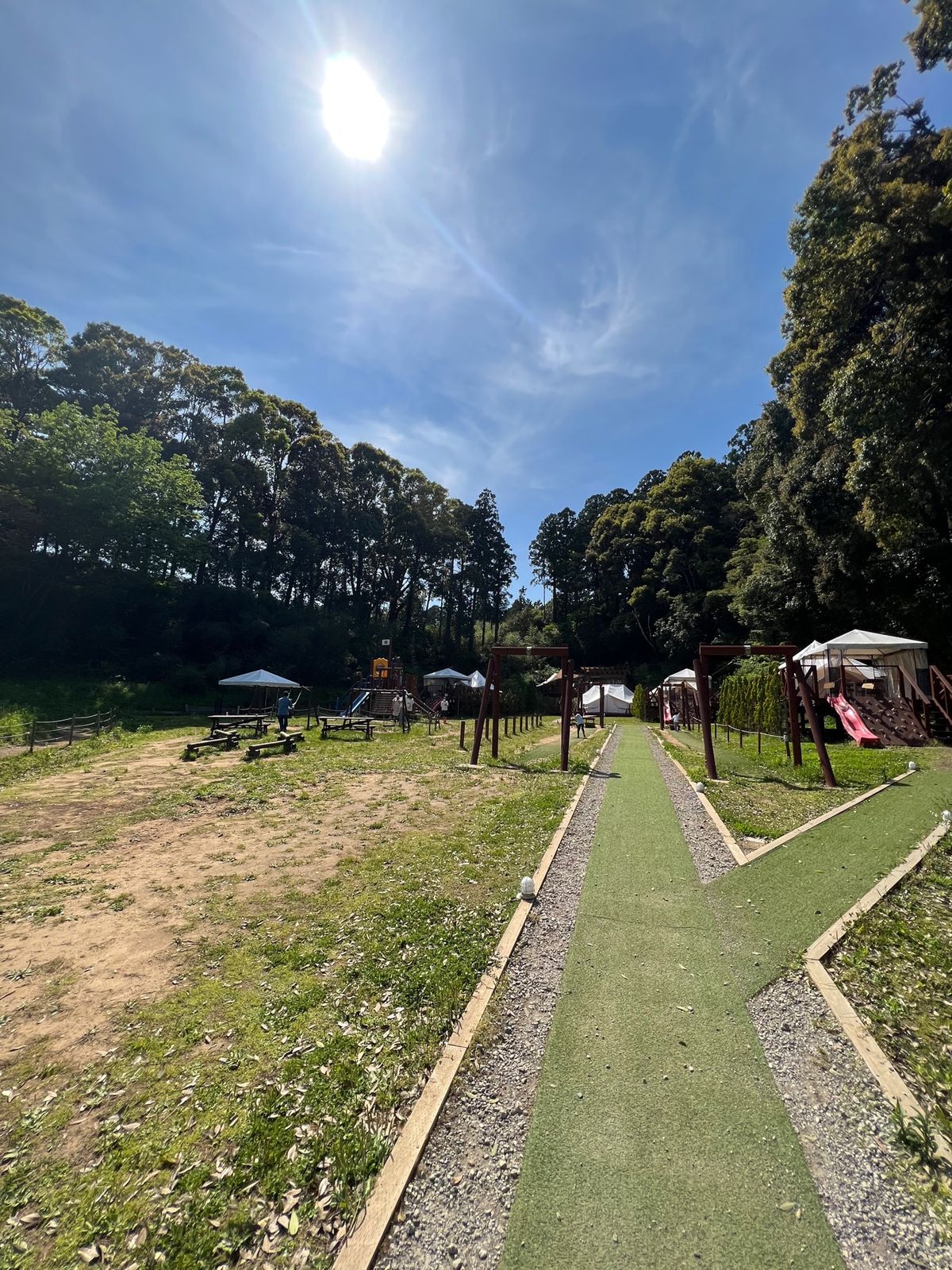 今回泊まるのはコテージですが、キャンプサイトもあり、焚き火だけのエリアもあ...