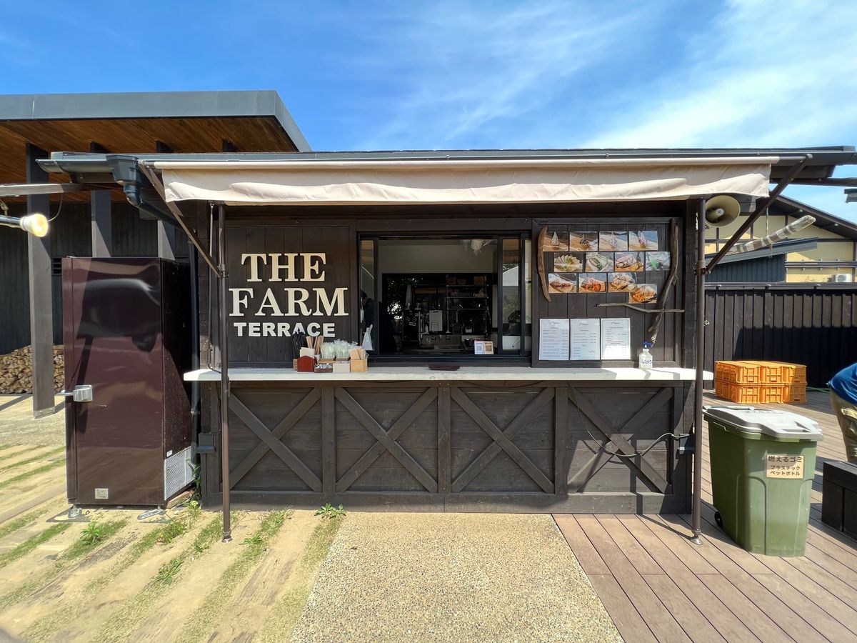 敷地内にある「ザファームカフェ」でお昼ご飯。と思ったら激混みで1時間待ち笑...