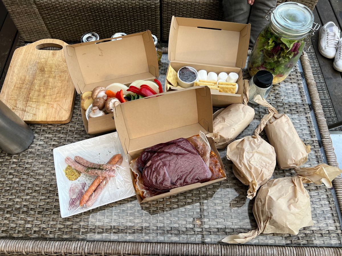 夜はコテージのテラスでBBQ。
チキンが美味しかった！
追加注文とかも簡単...