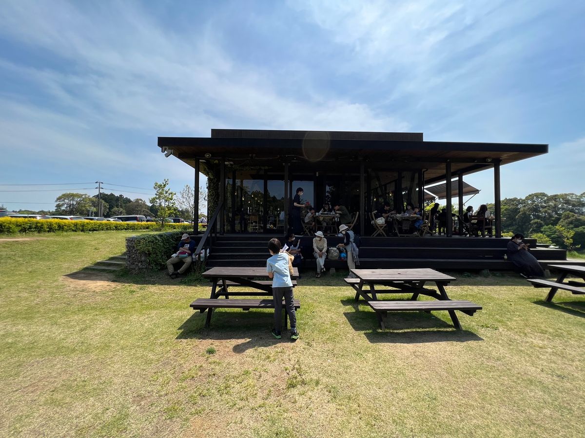 敷地内にある「ザファームカフェ」でお昼ご飯。と思ったら激混みで1時間待ち笑...